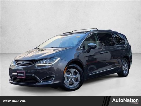 Used 2018 Chrysler Pacifica Limited w/ Advanced Safetytec Group image 1