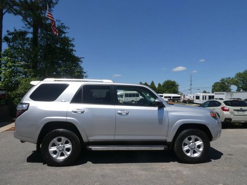 Used 2016 Toyota 4Runner SR5 AWD/4WD image 4