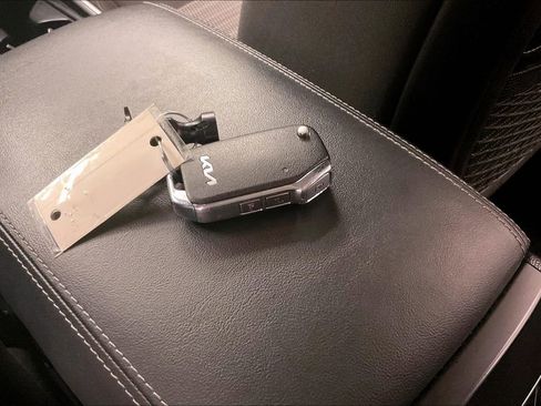 Used 2022 Kia Sorento LX image 10