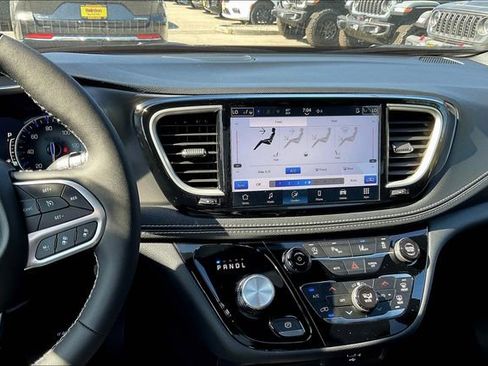 New 2026 Chrysler Pacifica Select image 8