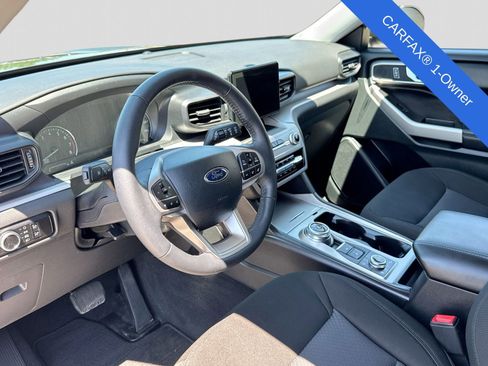 Used 2024 Ford Explorer XLT AWD/4WD image 2