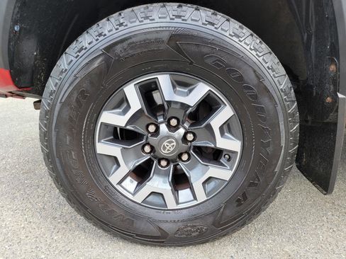 Used 2017 Toyota Tacoma TRD Off-Road AWD/4WD image 15