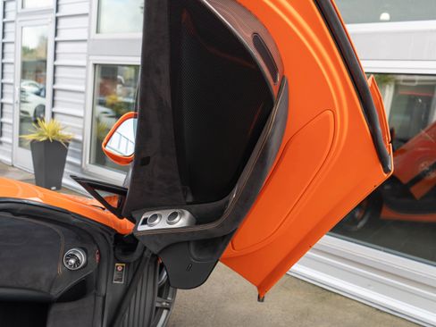 Used 2015 McLaren 650S Spider image 34