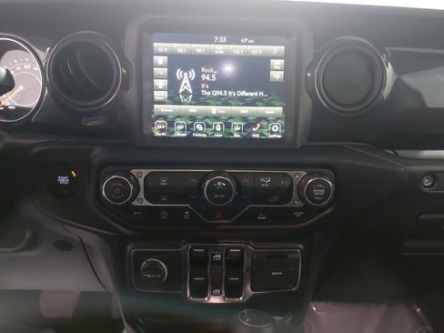 Used 2022 Jeep Gladiator Sport image 19