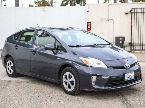 Used 2015 Toyota Prius Four image 3