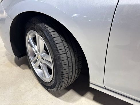 Used 2017 Chevrolet Cruze LT FWD image 3