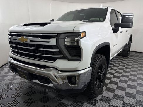 Used 2024 Chevrolet Silverado 2500 LTZ w/ LTZ Convenience Package AWD/4WD image 3