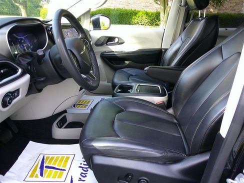 Used 2023 Chrysler Pacifica Touring-L FWD image 10