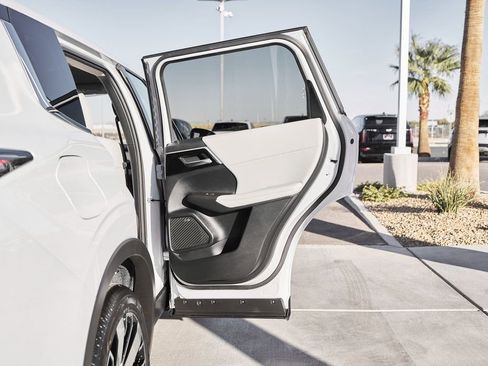 Used 2025 Mitsubishi Outlander SE image 13