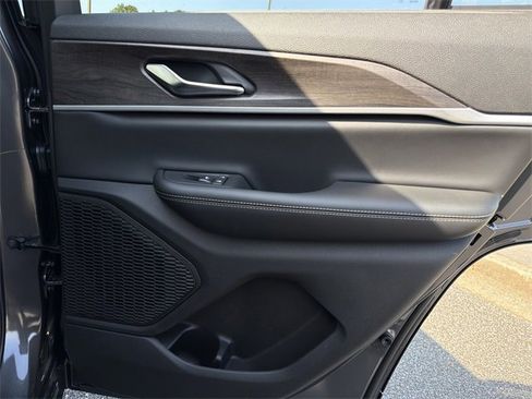 New 2025 Jeep Grand Cherokee Limited image 16