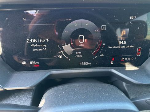 Used 2025 GMC Acadia Elevation image 10