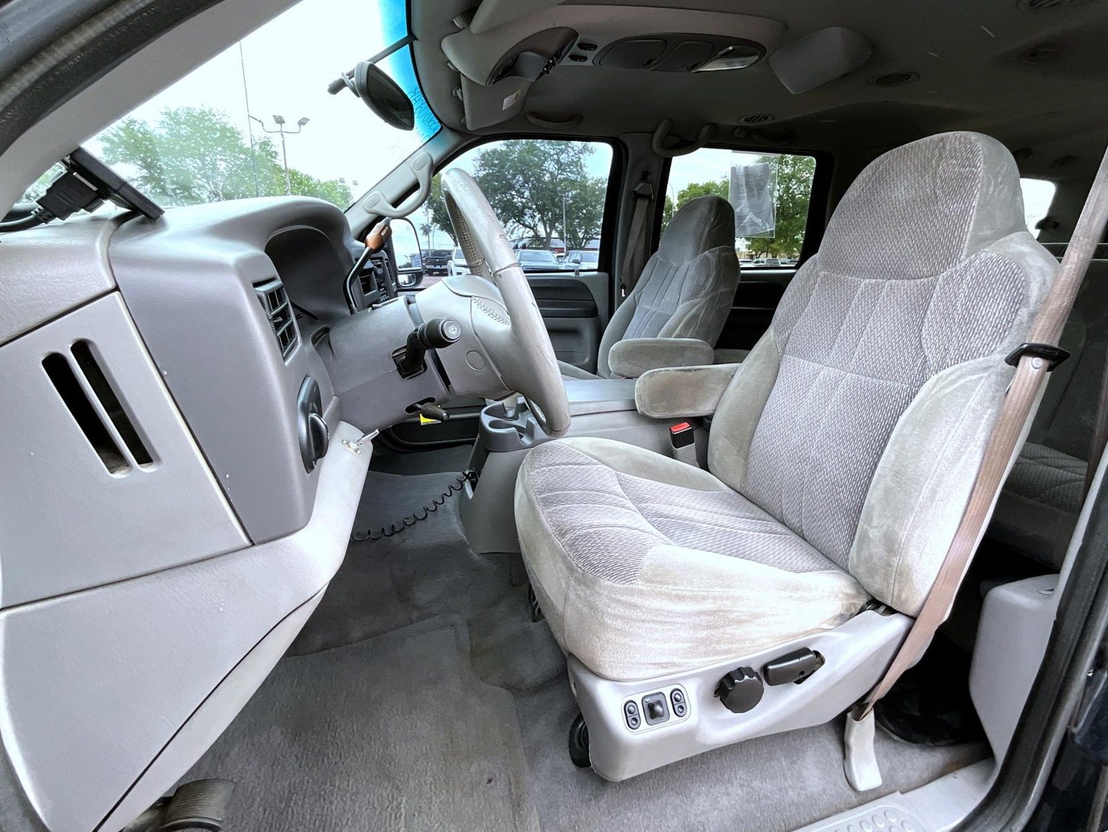 Used 2001 Ford Excursion XLT AWD/4WD image 12