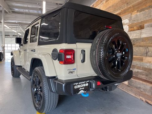 Used 2022 Jeep Wrangler Unlimited Sahara w/ Cold Weather Group image 19