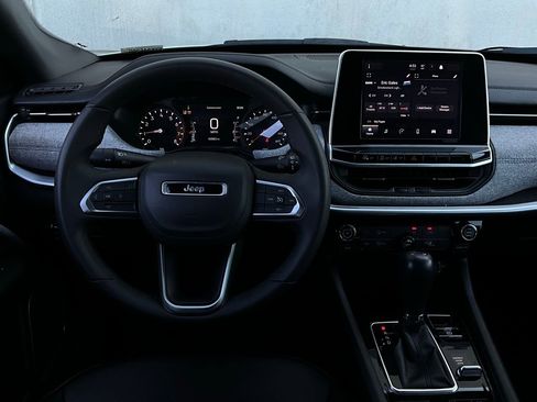 Used 2025 Jeep Compass Latitude image 13