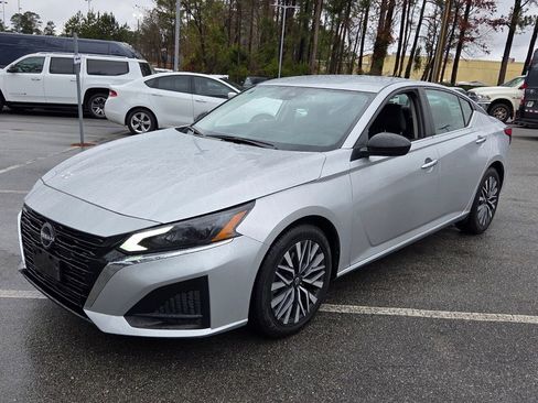 Used 2024 Nissan Altima 2.5 SV image 3