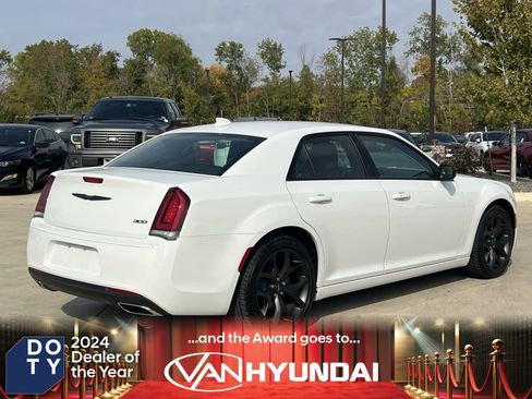 Used 2023 Chrysler 300 Touring w/ Sport Appearance Package image 12