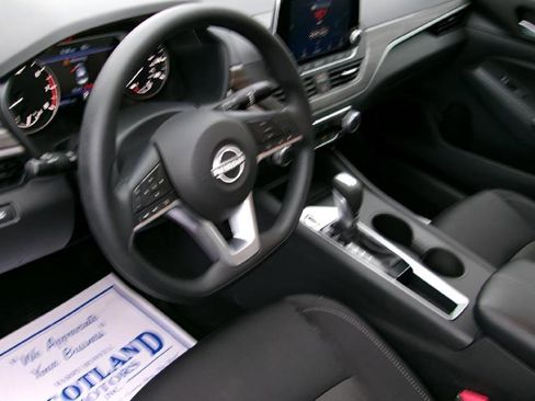 Used 2025 Nissan Altima 2.5 SV FWD image 12