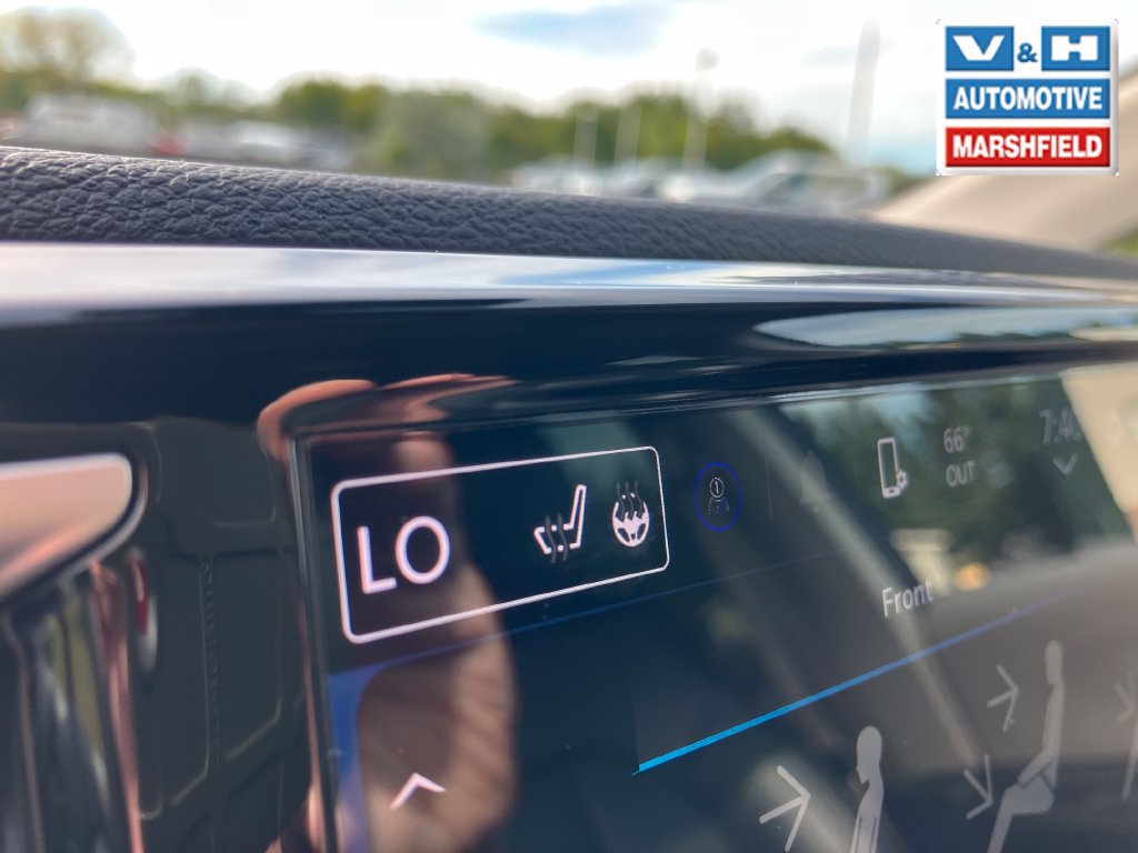 Used 2024 Chrysler Pacifica Touring-L FWD image 14