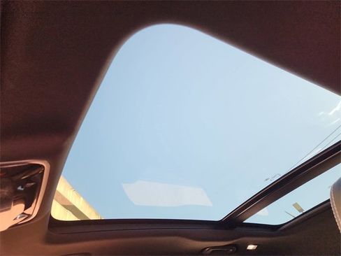 Used 2018 Land Rover Range Rover Velar R-Dynamic SE image 19