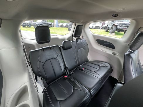 Used 2024 Chrysler Pacifica Touring-L image 15