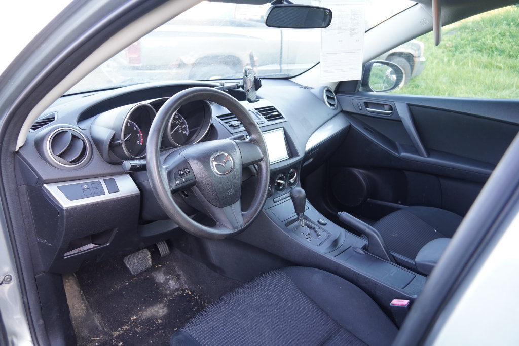 Used 2013 MAZDA MAZDA3 i SV FWD image 3