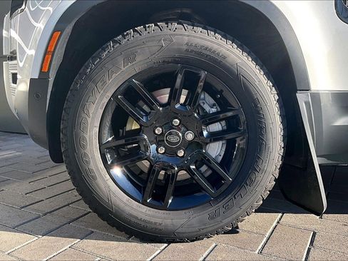 Used 2024 Land Rover Defender 130 S image 9