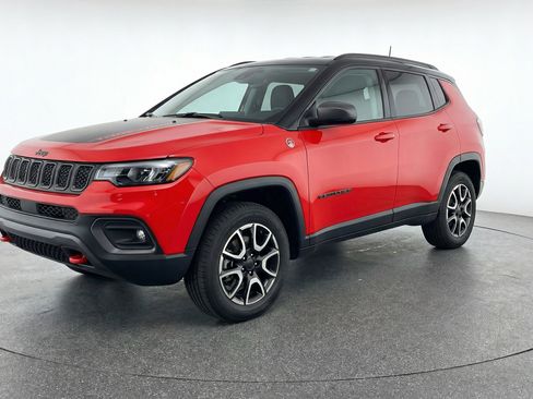 Used 2025 Jeep Compass Trailhawk image 3