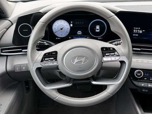 Used 2025 Hyundai Elantra SEL FWD image 16