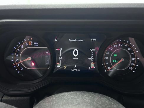 Used 2024 Jeep Gladiator Rubicon w/ Technology Group AWD/4WD image 11