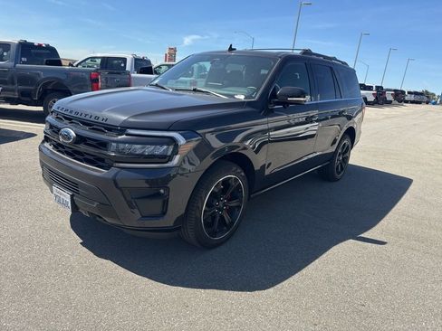 Used 2024 Ford Expedition Limited image 3