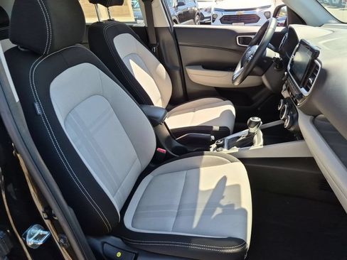 Used 2025 Hyundai Venue SEL FWD image 31