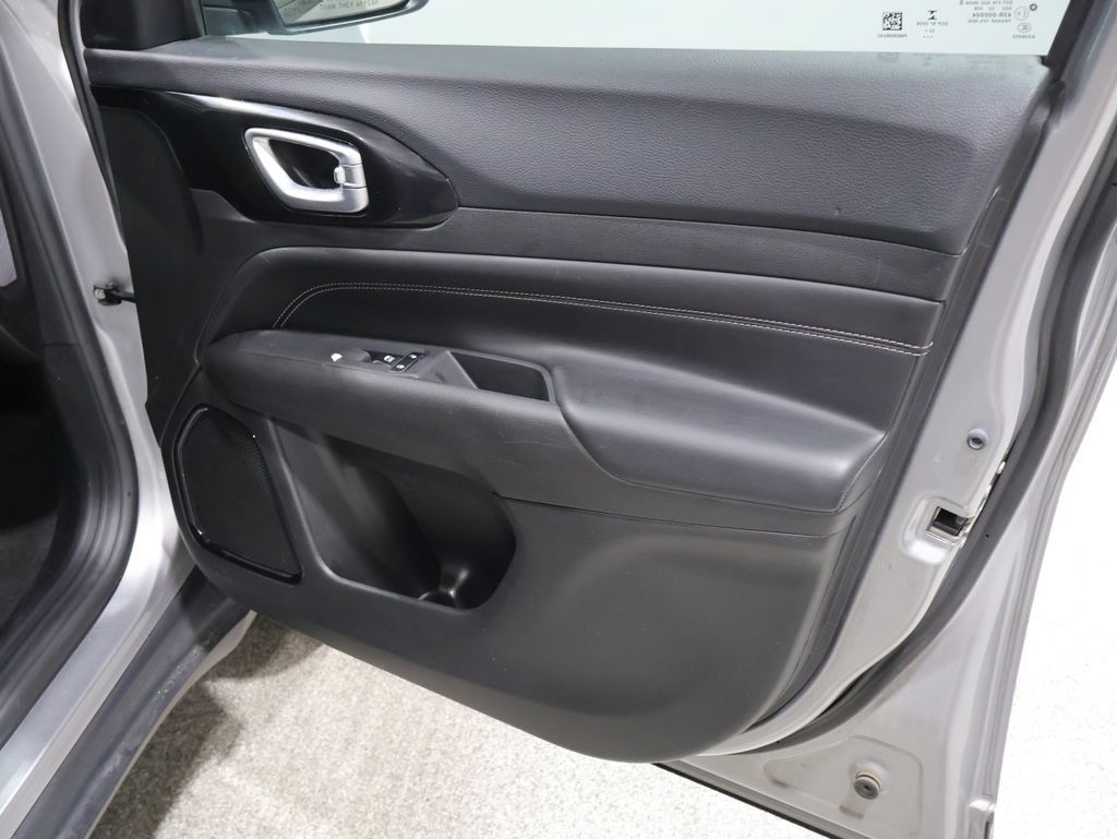 Used 2023 Jeep Compass Latitude AWD/4WD image 24