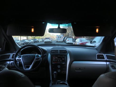 Used 2014 Ford Explorer XLT w/ Equipment Group 202A image 13