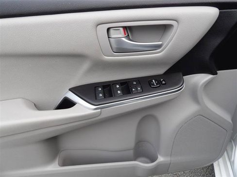 Used 2017 Toyota Camry SE image 11