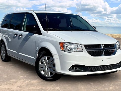 Used 2020 Dodge Grand Caravan SE FWD image 3