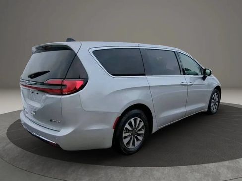 Used 2023 Chrysler Pacifica Touring-L FWD image 5