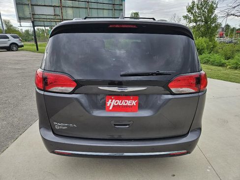 Used 2019 Chrysler Pacifica Touring-L FWD image 7