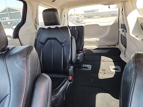 Used 2023 Chrysler Pacifica Touring-L FWD image 7
