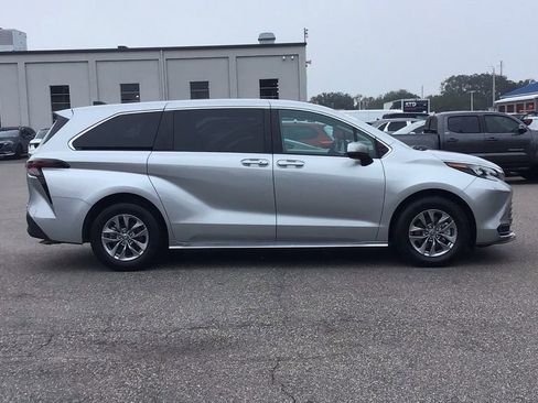Used 2024 Toyota Sienna LE image 4