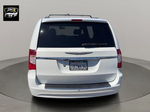 Used 2014 Chrysler Town & Country Touring FWD image 4