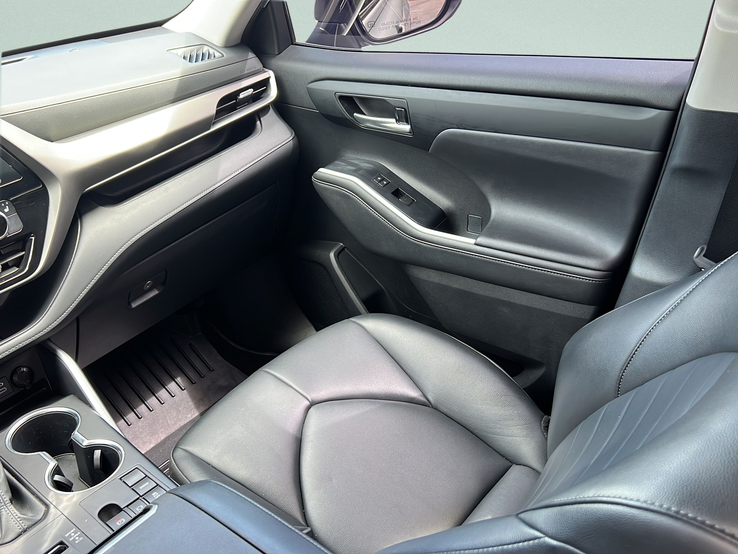 Used 2024 Toyota Highlander XLE FWD image 13