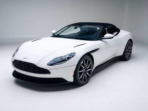 Used 2020 Aston Martin DB11 Volante image 38