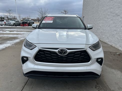 Certified 2023 Toyota Highlander XLE image 2