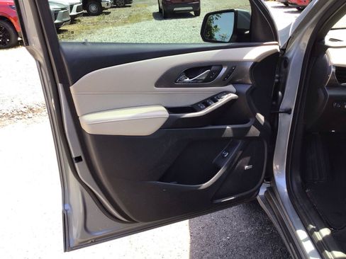 Used 2023 Chevrolet Traverse Premier FWD image 11