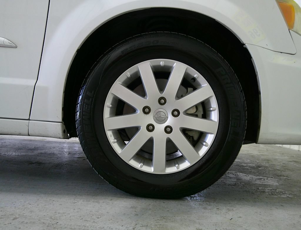 Used 2014 Chrysler Town & Country Touring FWD image 12