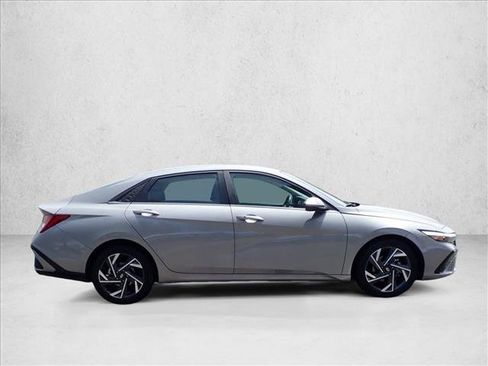 Used 2025 Hyundai Elantra SEL FWD image 4