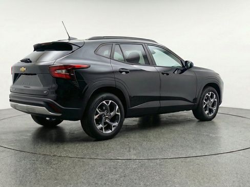 Used 2025 Chevrolet Trax LT FWD image 9
