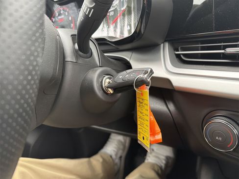 Used 2025 Chevrolet Trax RS w/ Sunroof Package image 16