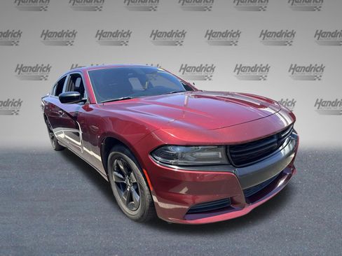 Used 2019 Dodge Charger SXT w/ Blacktop Package RWD image 2