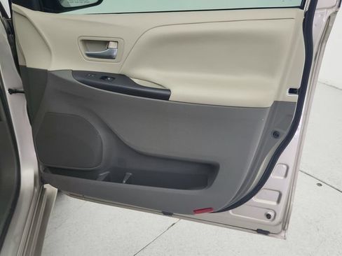 Used 2017 Toyota Sienna LE FWD image 26